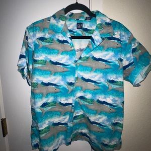 Rad shark shirt!! Fits like Small.